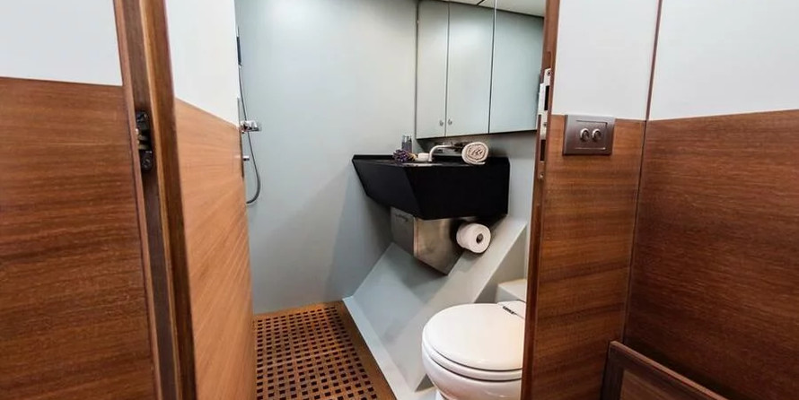 100 ft Length Luxury Yacht