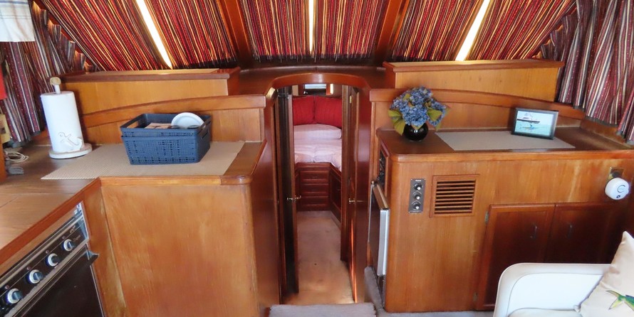 Egg Harbor 33 Convertible