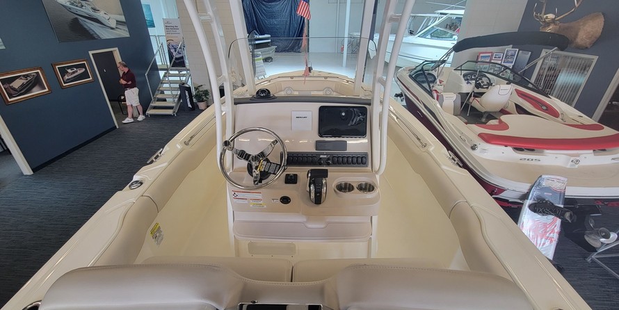 Boston Whaler 230 Outrage