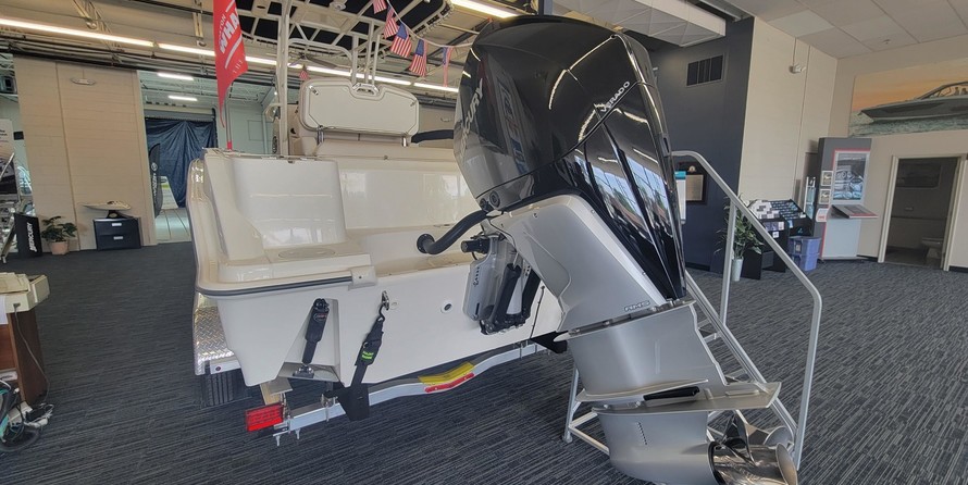 Boston Whaler 230 Outrage