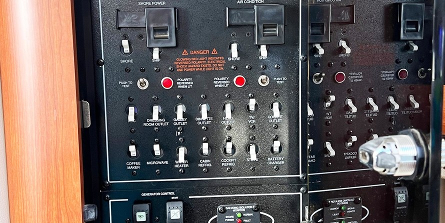 Chaparral 330 Signature