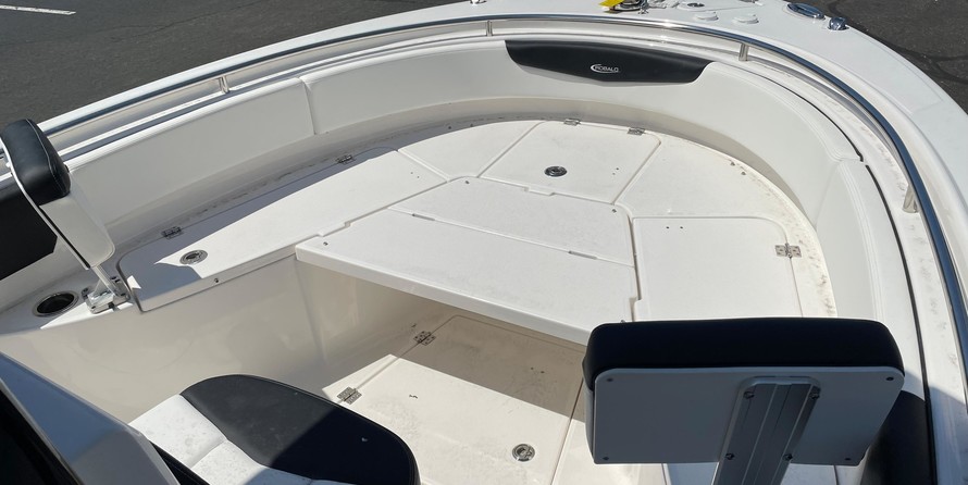 Robalo R242 Center Console