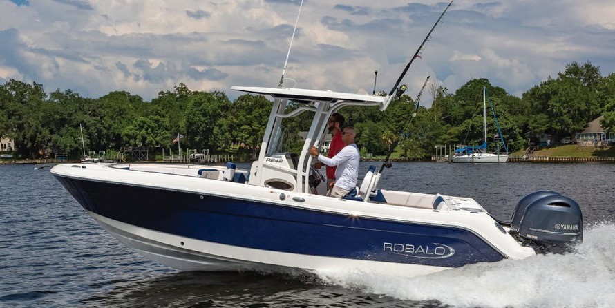 Robalo R242 Center Console