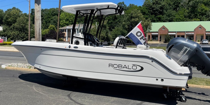 Robalo R242 Center Console