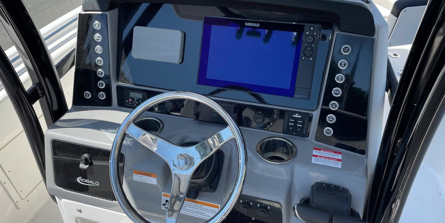 Robalo R242 Center Console