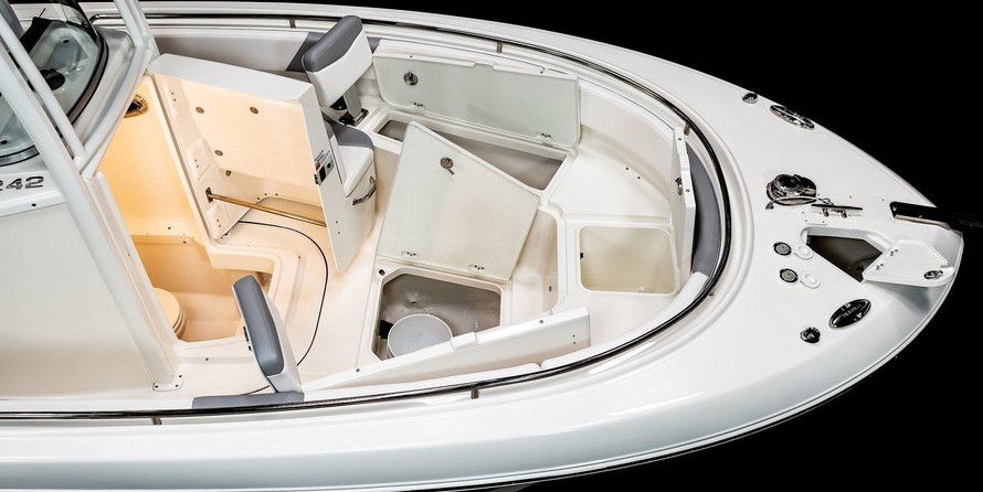 Robalo R242 Center Console