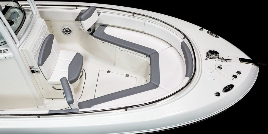 Robalo R242 Center Console
