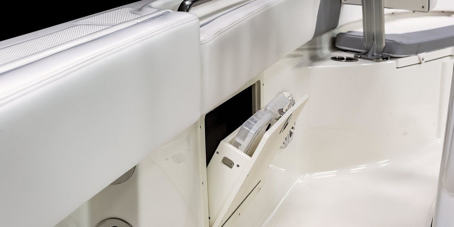 Robalo R242 Center Console