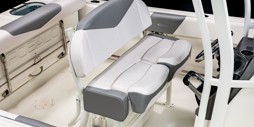 Robalo R242 Center Console