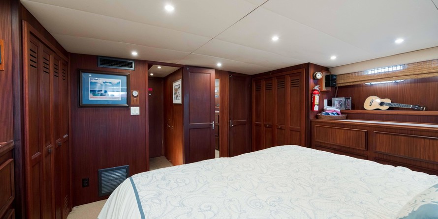 Marine trader 44 long range cruiser