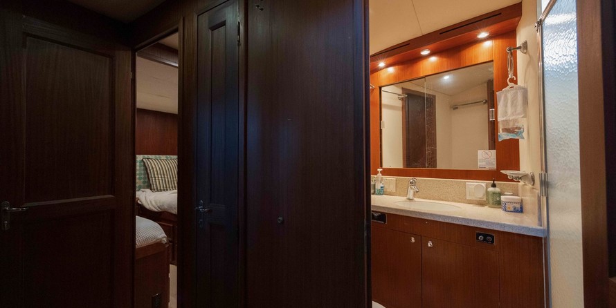 Marine trader 44 long range cruiser