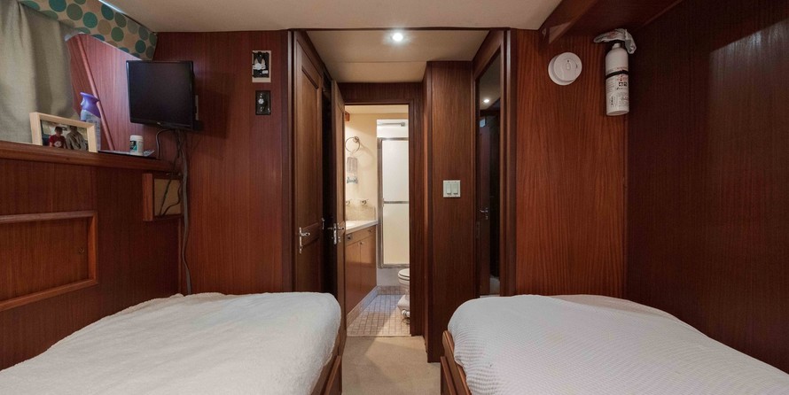 Marine trader 44 long range cruiser