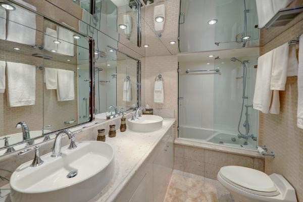 Hatteras 74 Sport Deck Motor Yacht