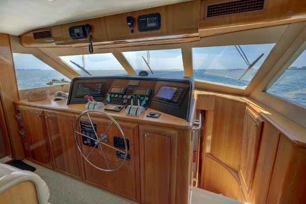 Hatteras 74 Sport Deck Motor Yacht