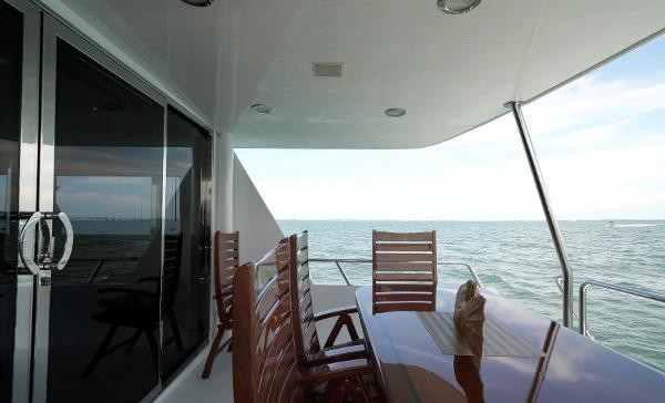 Hatteras 74 Sport Deck Motor Yacht
