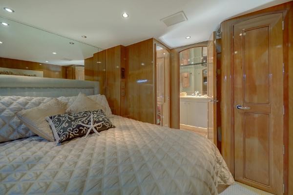 Hatteras 74 Sport Deck Motor Yacht