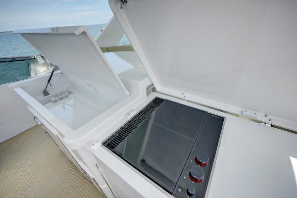 Hatteras 74 Sport Deck Motor Yacht