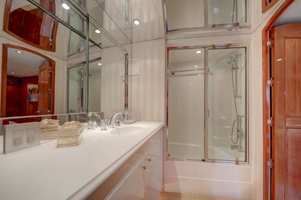 Hatteras 74 Sport Deck Motor Yacht