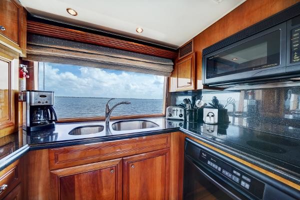 Hatteras 74 Sport Deck Motor Yacht