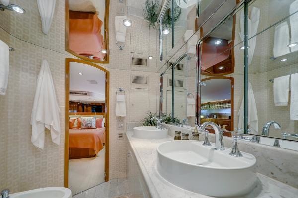 Hatteras 74 Sport Deck Motor Yacht