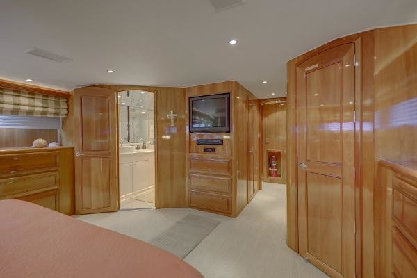 Hatteras 74 Sport Deck Motor Yacht