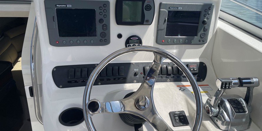 Boston Whaler 305 Conquest