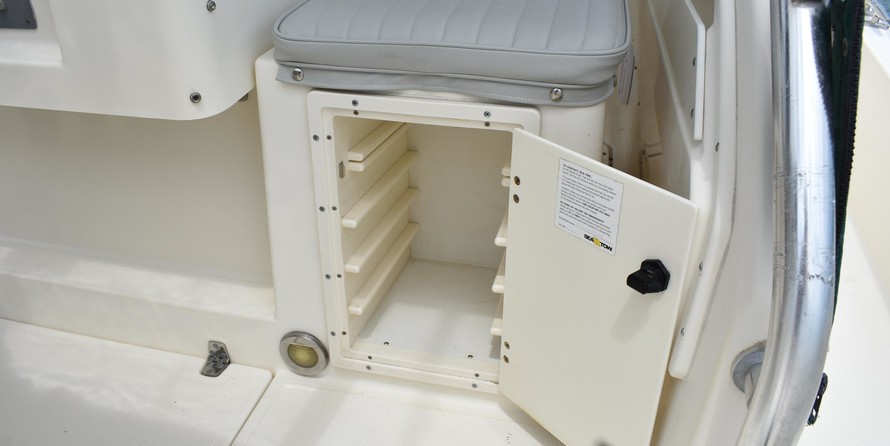 Pursuit 2870 center console