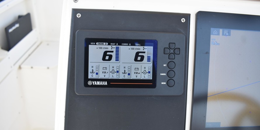 Pursuit 2870 center console