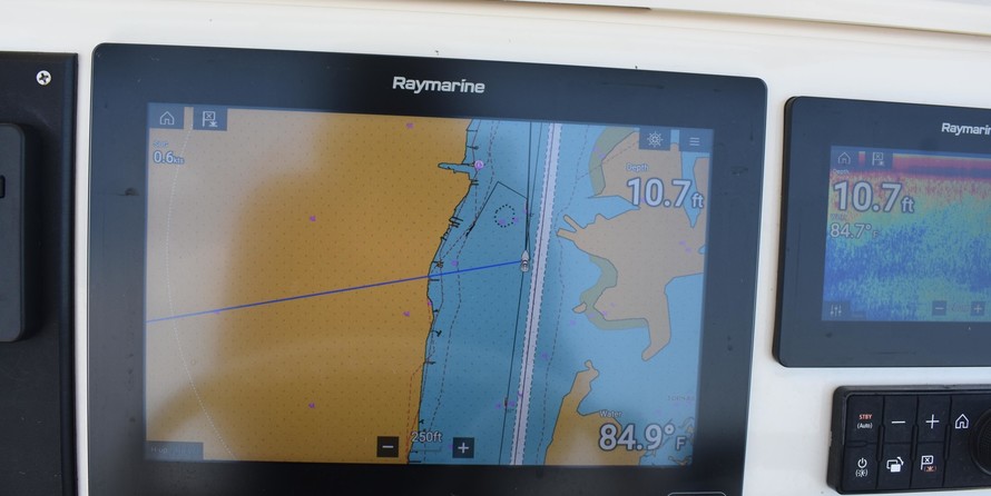 Pursuit 2870 center console