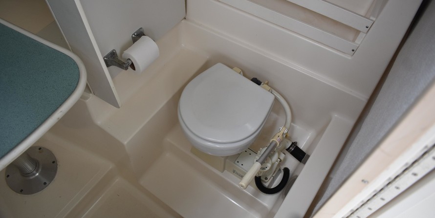 Pursuit 2870 center console