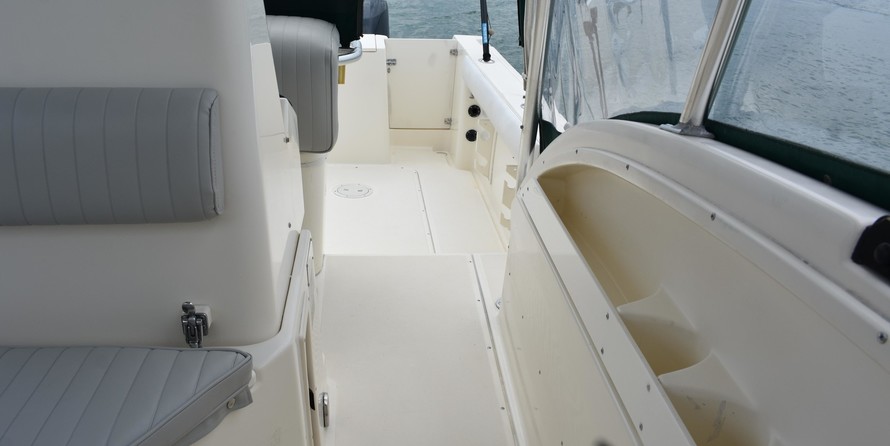 Pursuit 2870 center console