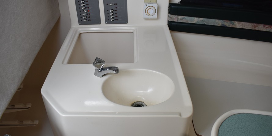 Pursuit 2870 center console