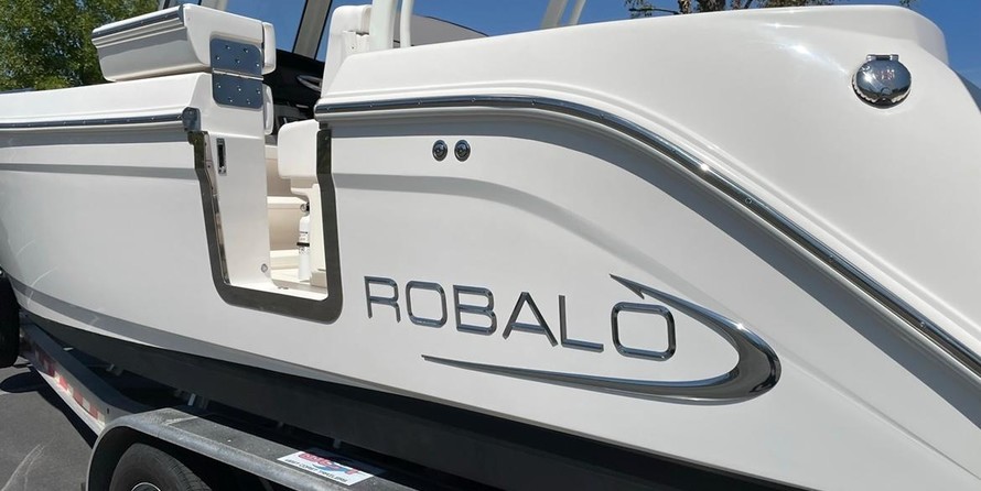 Robalo centre console r272