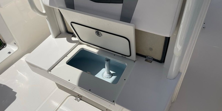 Robalo centre console r272