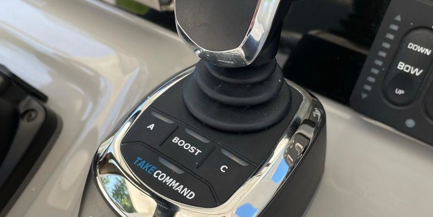 Robalo centre console r272