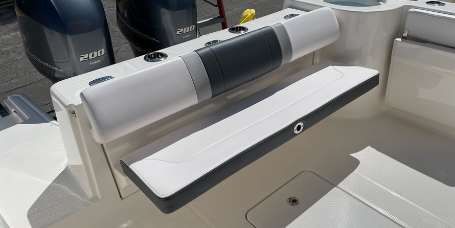 Robalo centre console r272