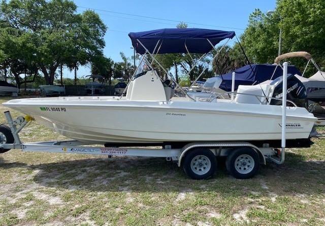 Boston Whaler 210 Dauntless