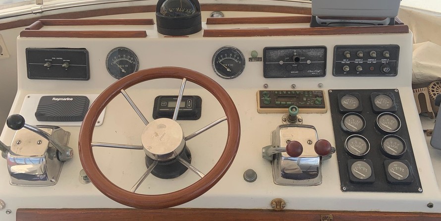 Chris-Craft Commander 44