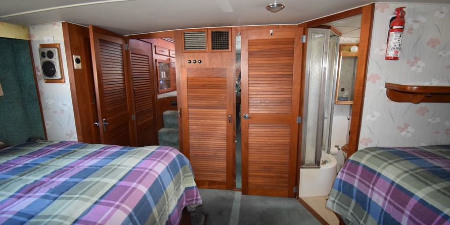 Chris-Craft Commander 44