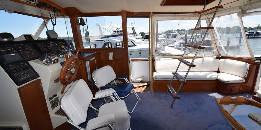 Chris-Craft Commander 44