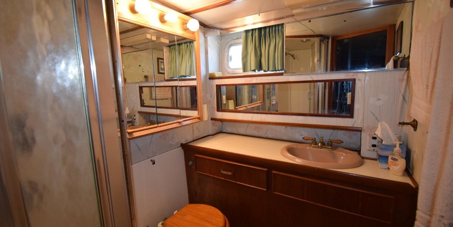 Chris-Craft Commander 44