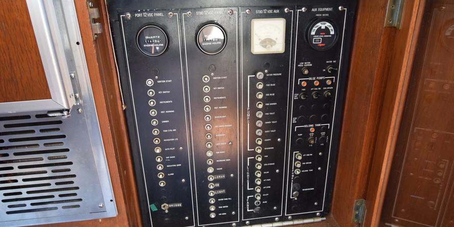 Chris-Craft Commander 44