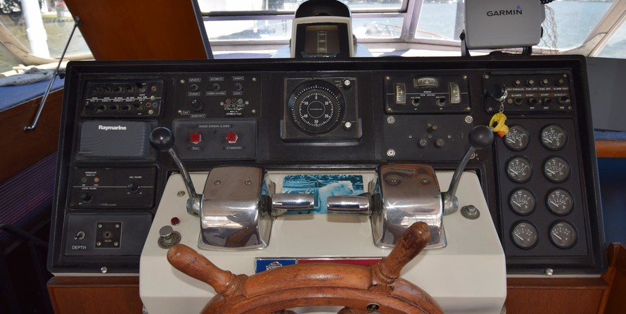 Chris-Craft Commander 44