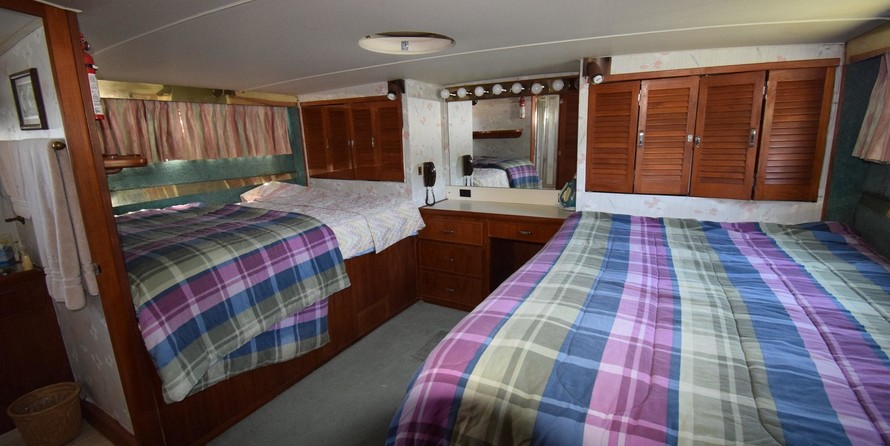 Chris-Craft Commander 44