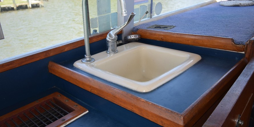 Chris-Craft Commander 44