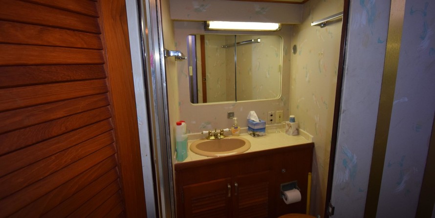 Chris-Craft Commander 44