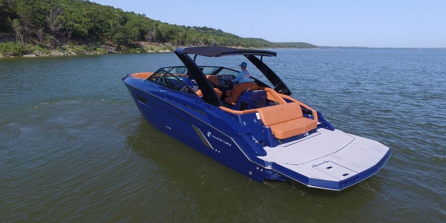 Cruisers Yachts 338 South Beach Edition - Bow Rider