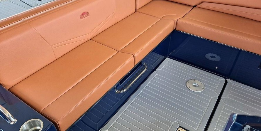 Cruisers Yachts 338 South Beach Edition - Bow Rider