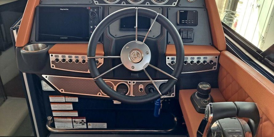 Cruisers Yachts 338 South Beach Edition - Bow Rider