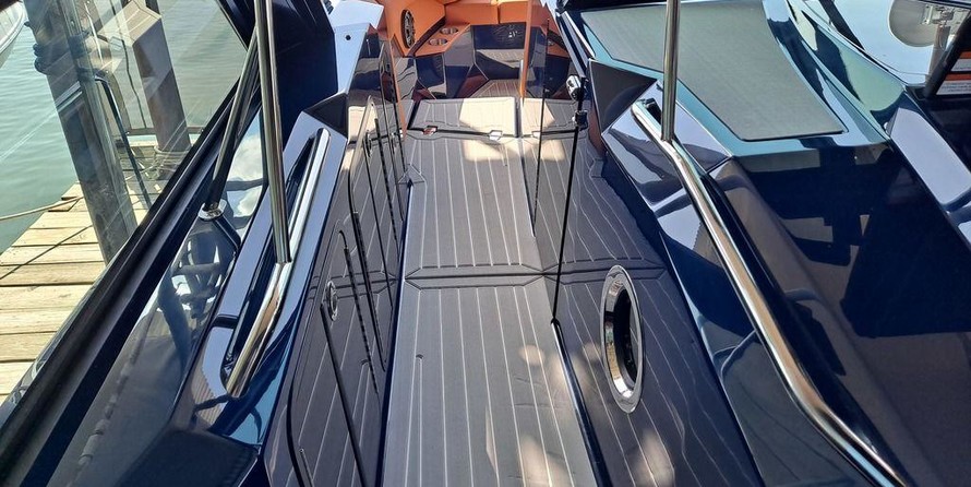 Cruisers Yachts 338 South Beach Edition - Bow Rider